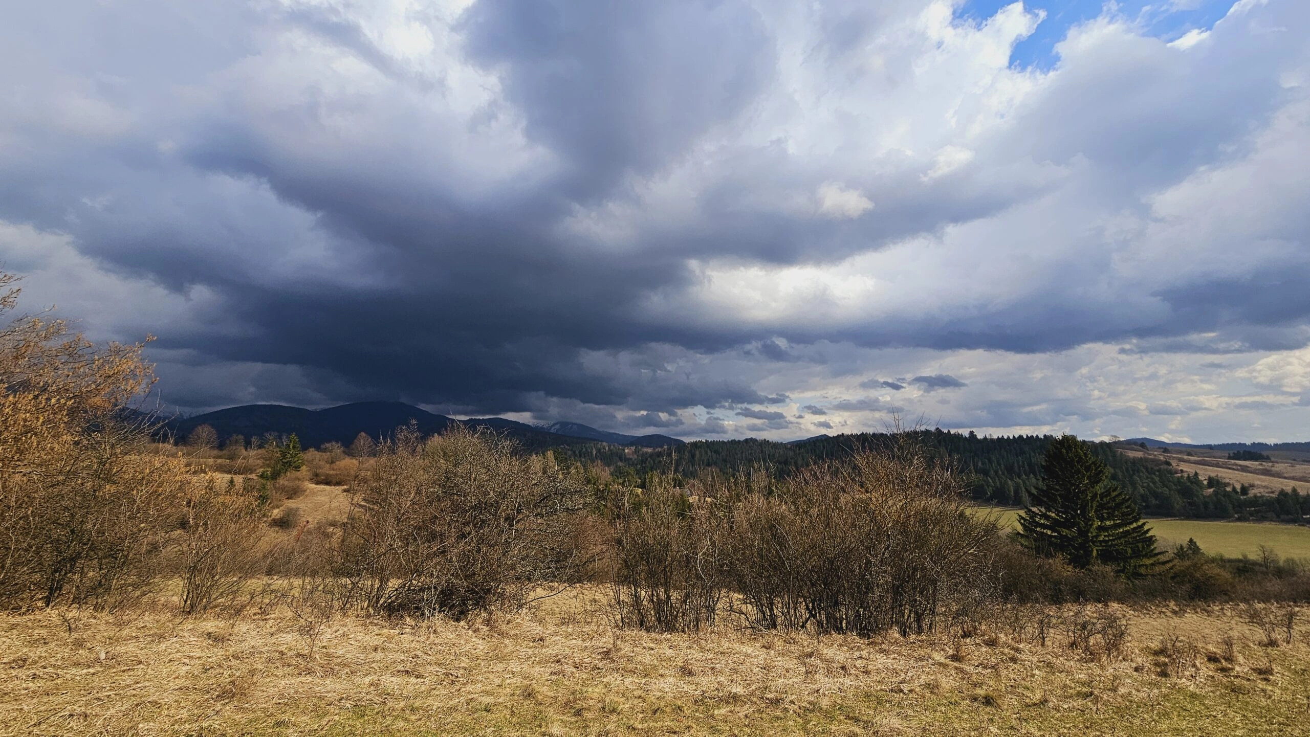 Krajina s tmavými mrakmi